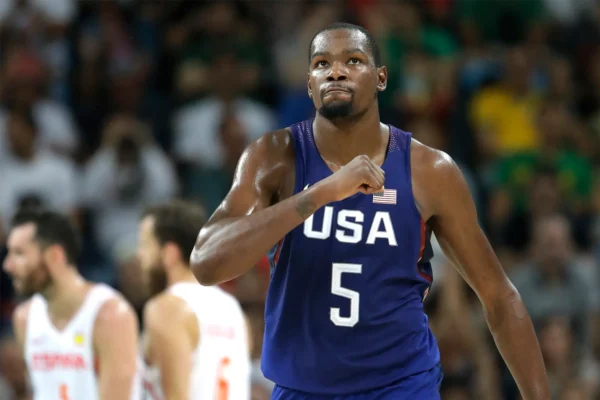 Kevin Durant sufrió una distensión en la pantorrilla derecha a mediados de junio y no ha participado en ninguno de los juegos de preparación.