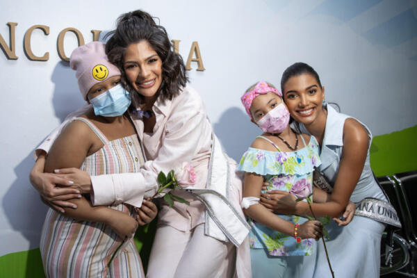  La Miss Universo nicaragüense, Sheynnis Palacios y la Miss República Dominicana, Celinee Santos