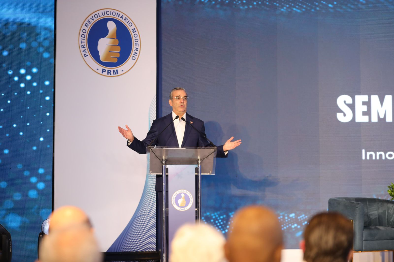 Luis Abinader propone artículo transitorio y confirma compromiso democrático
