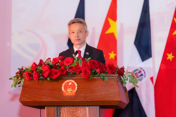 MOPC recibe visita de embajador de República Popular de China 