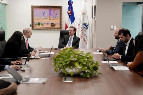 Ministro Víctor (Ito) Bisonó junto a representantes del Fondo Monetario Internacional (FMI)