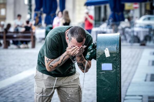 Muere niña de un año por intenso calor en Italia
