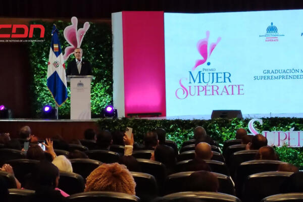 Mujeres Superemprendedoras devuelven tarjeta de subsidios tras recibir premio mujer supérate.