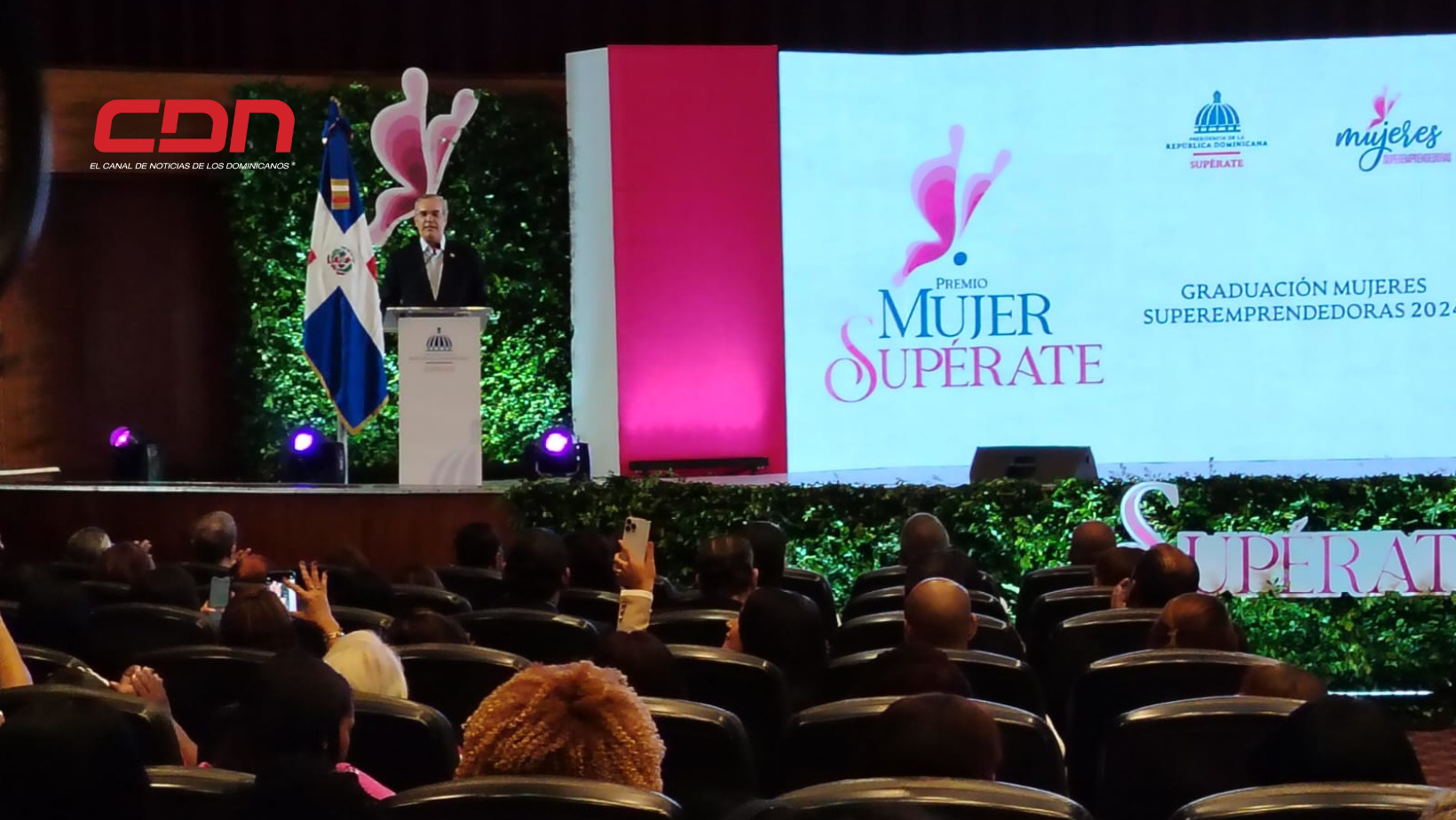 Mujeres Superemprendedoras devuelven tarjeta de subsidios tras recibir premio mujer supérate.