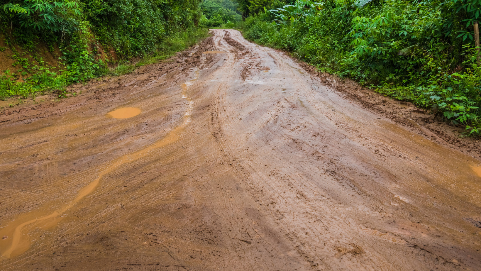 En Miches calles deterioradas afectan el tránsito y los negocios