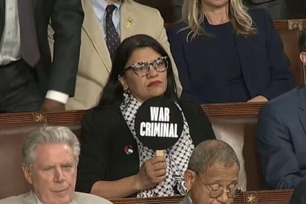 Una congresista demócrata lleva ante Netanyahu un abanico que dice 