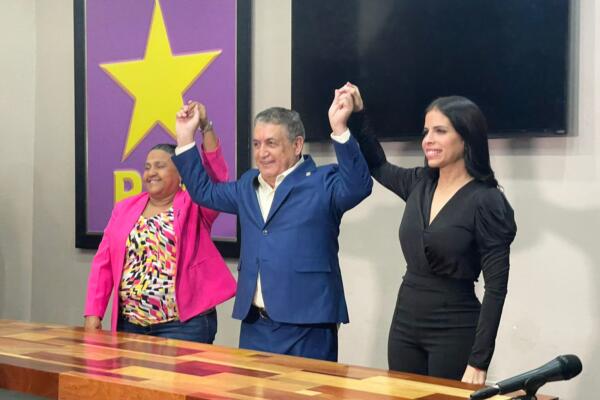 De izquierda a derecha: Damaris Vásquez, secretaria del bloque de diputados del PLD, Gustavo Sánchez, vocero y Heidy Musa, vicevocera.