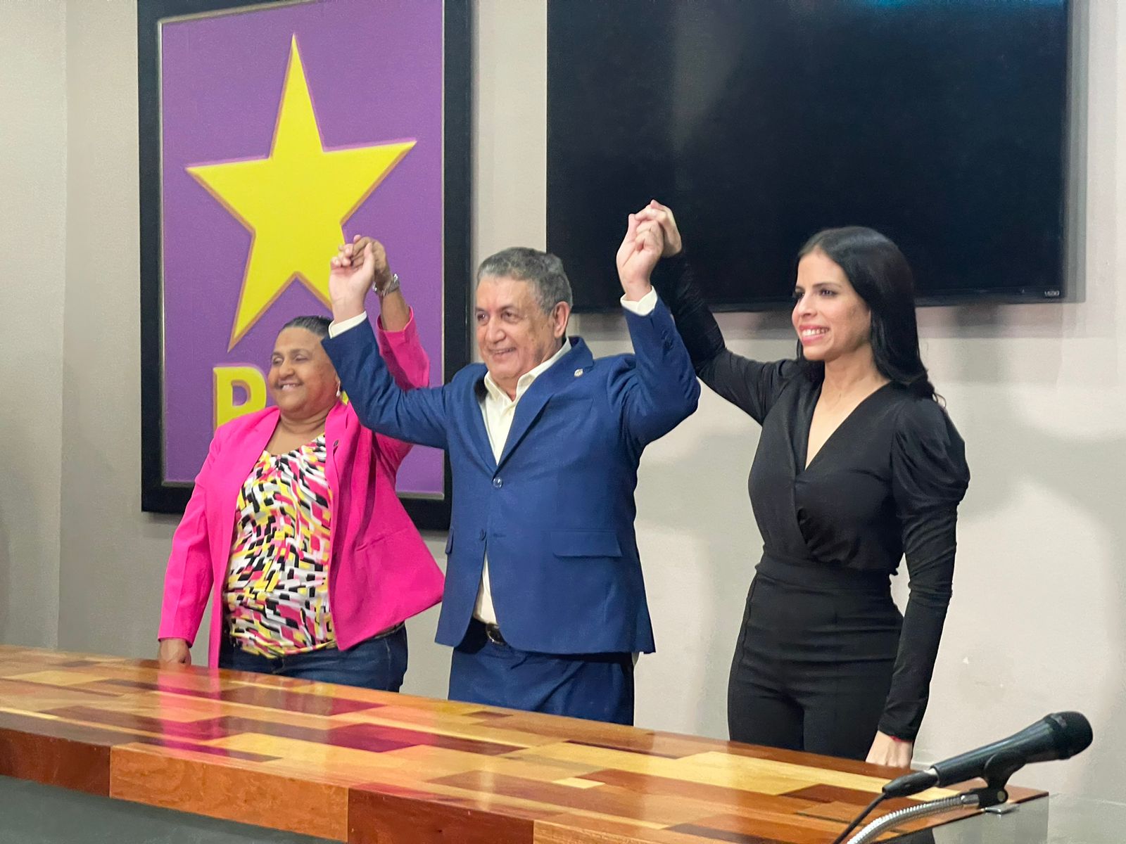 De izquierda a derecha: Damaris Vásquez, secretaria del bloque de diputados del PLD, Gustavo Sánchez, vocero y Heidy Musa, vicevocera.