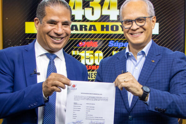 LEIDSA entrega certificado al ganador del Loto Más y Súper Más  