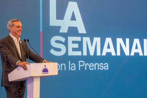 Presidente Abinader durante su encuentro en La Semanal
