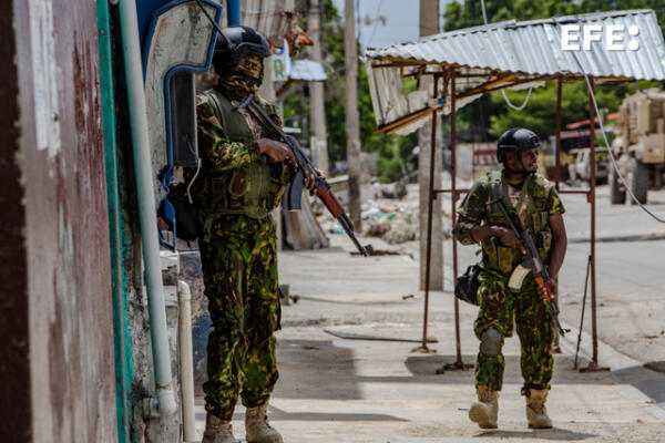 Policías kenianos vigilan luego de un ataque al primer ministro haitiano, Garry Conille, este lunes en Puerto Príncipe (Haití). EFE/ Mentor David Lorens