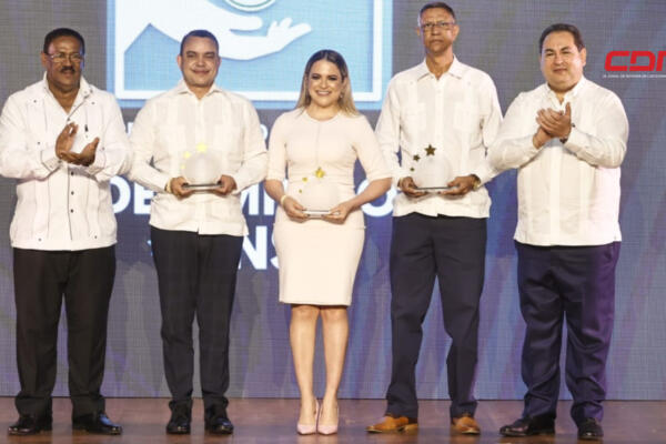 Servicio Nacional de Salud premia a los mejores desempeños en salud.