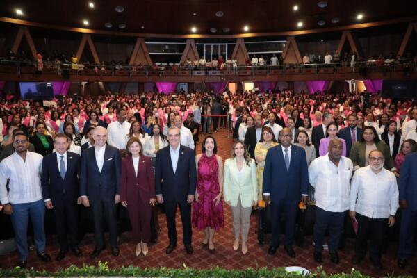 Presidente Luis Abinader junto a la primera dama, la vicepresidenta y otras personalidades. 