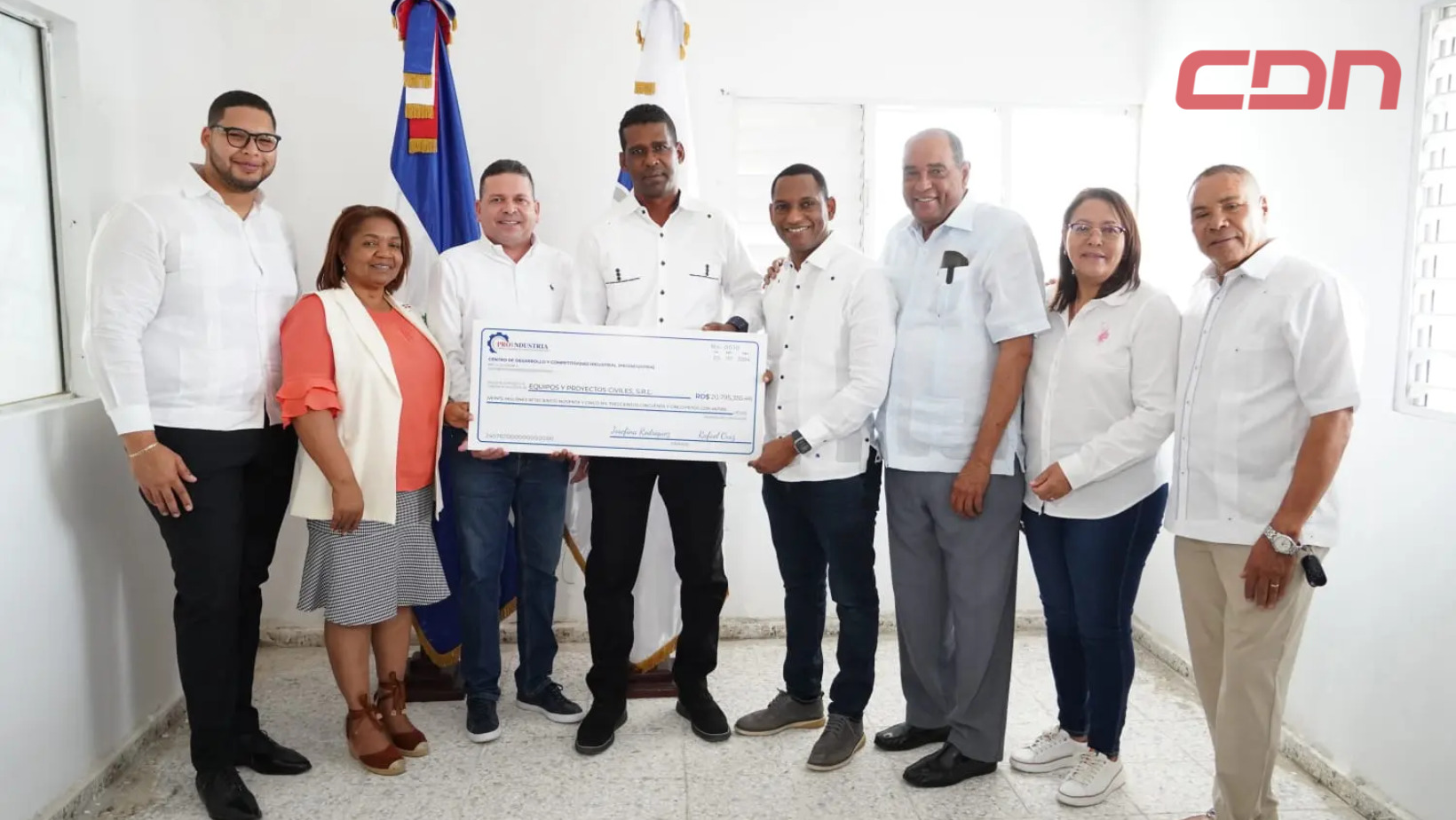 Rafael Cruz Rodríguez, director general de Proindustria, , encabezó la entrega de fondos. Foto CDN Digital