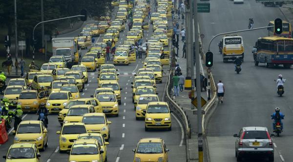 Conductores de taxi participan de una protesta, este martes, en Bogotá. Foto: Fuente externa