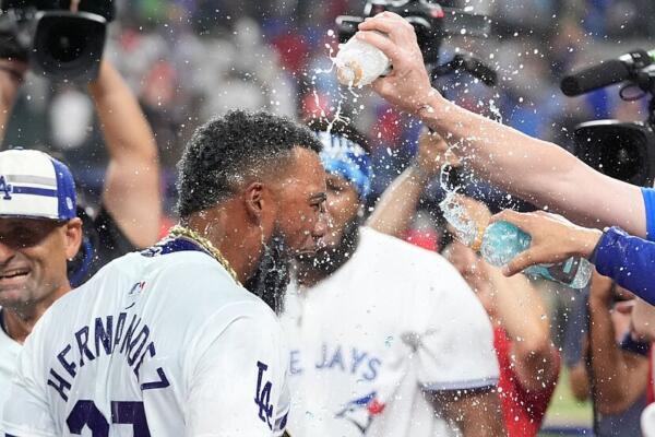 Teoscar Hernández celebra