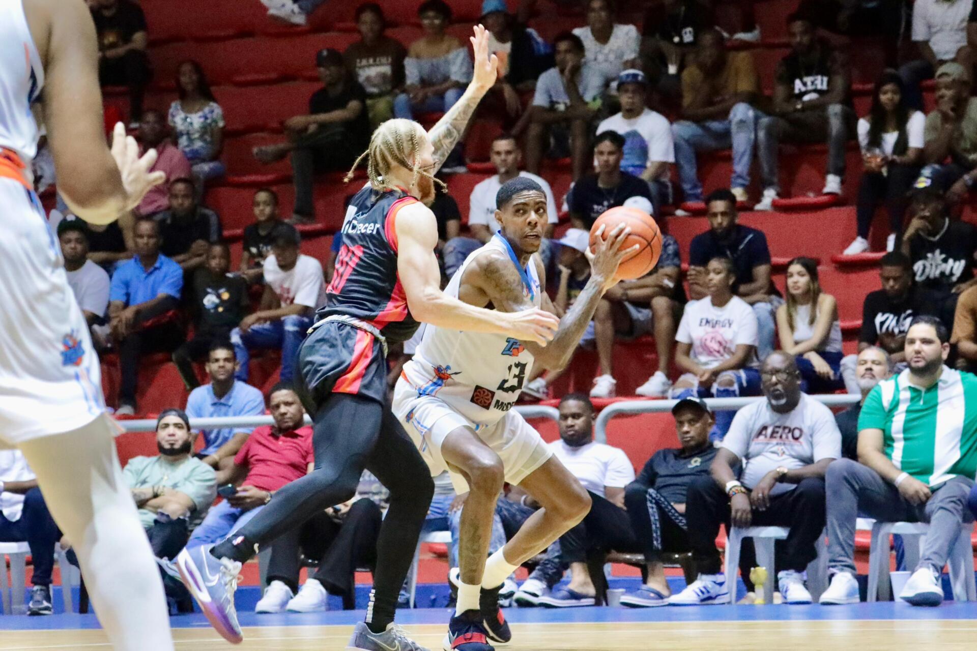 Terry Larrier de Titanes vs Indios