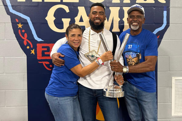 Teoscar Hernández con Don Teófilo y Doña Carmen, sus padres