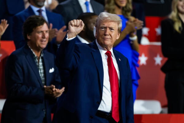 El expresidente de EE.UU., Donald Trump (2017-2021) (i) y candidato por el partido republicano a la Presidencia de EE.UU., participa durante la convención nacional en Milwaukee (EE.UU.). EFE/EPA/JIM LO SCALZO