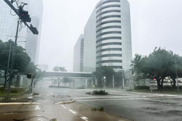 Viento y lluvia del huracán Beryl en Houston, Texas. EFE/EPA/CARLOS RAMIREZ