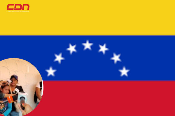 Venezolana rompe en llanto en la embajada de su país en RD