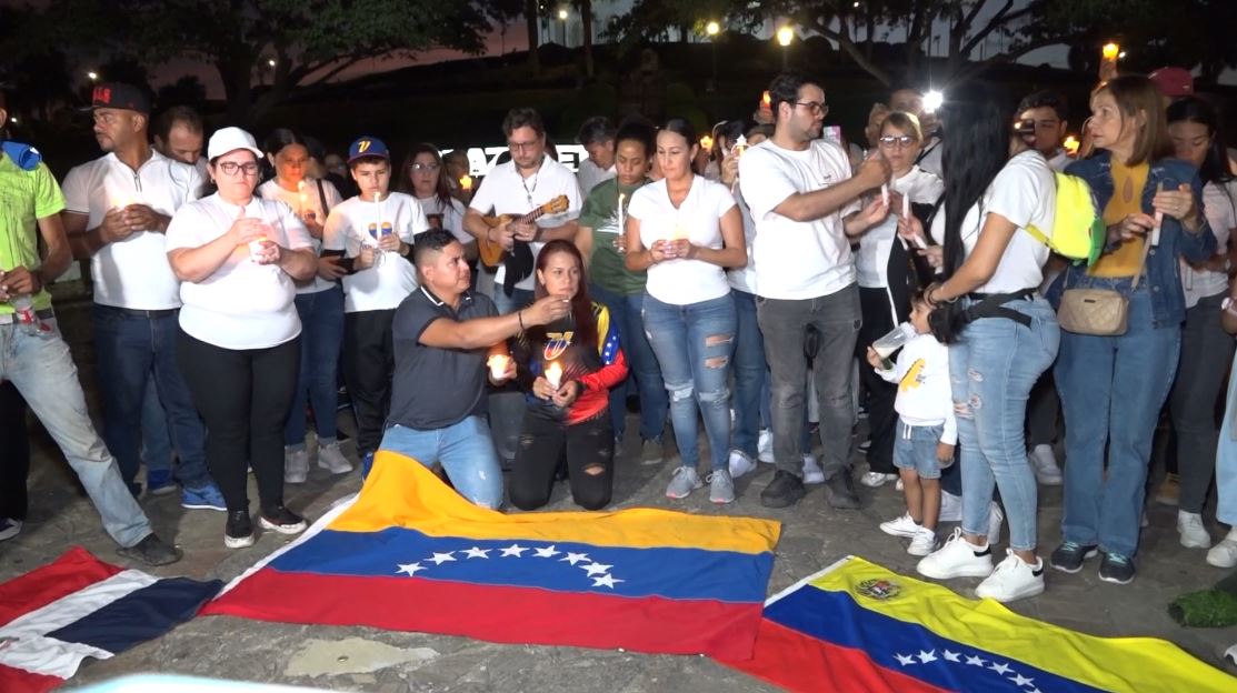 Venezolanos realizan vigilia en el Monumento de Santiago