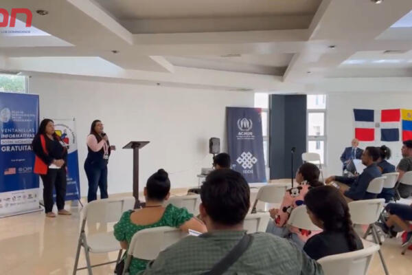 Ministerio de Industria, Comercio y Mipymes orienta emprendedores venezolanos de Santiago sobre beneficios.