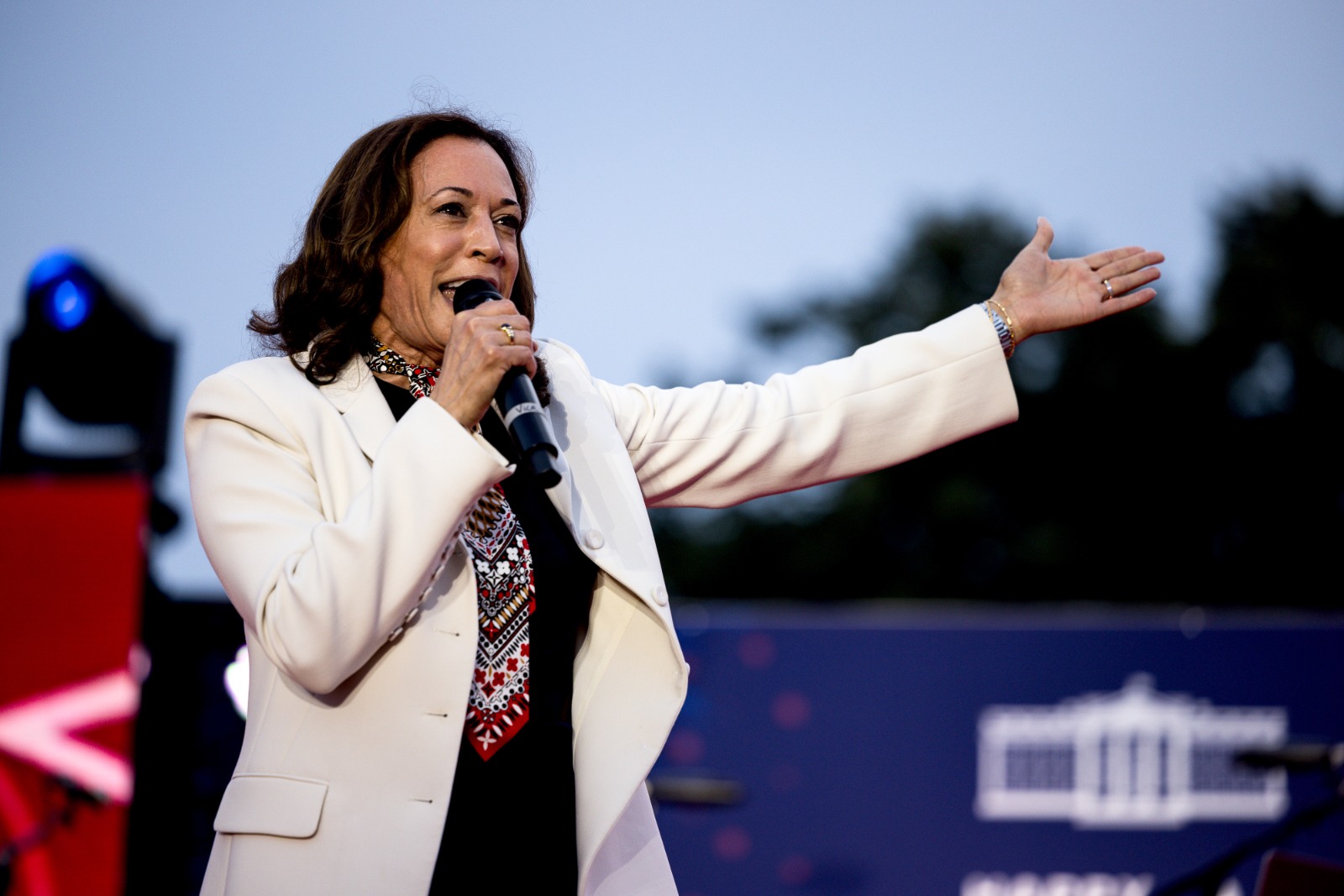Harris aprovechó la designación el lunes de Vance, senador de Ohio de 39 años, como candidato a la vicepresidencia con Donald Trump para iniciar los trámites del debate televisivo que los "números dos" deberían celebrar antes de las elecciones presidenciales de noviembre.