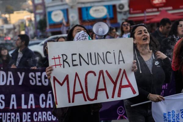 El senador Macaya está en el centro de la polémica desde el domingo, cuando en una entrevista en una televisión nacional dijo que su padre era inocente y cuestionó algunas de las pruebas condenatorias.