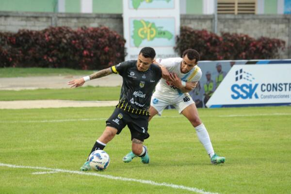 Finalmente fue triunfo para Moca FC de dos goles por uno sobre Atlántico y con esta victoria llegaron a nueve unidades ubicándose en la primera posición de la liguilla. 