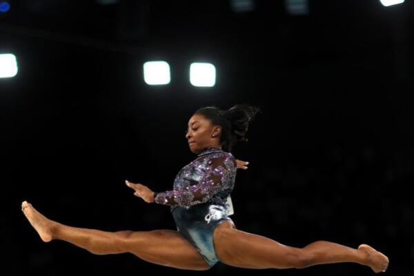 Biles se une a Gabby Douglas y Aly Raisman, que eran las únicas dos estadounidenses en poseer dos medallas de oro olímpicas por equipos.