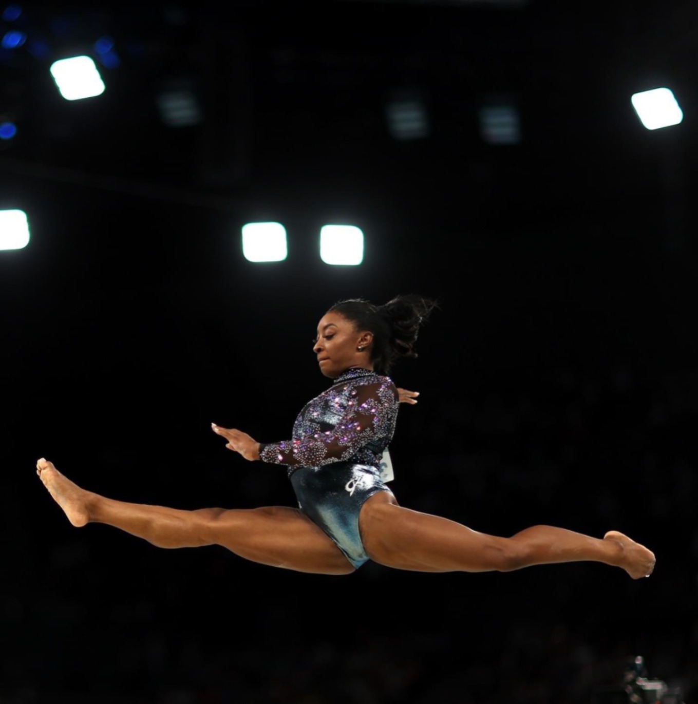 Biles se une a Gabby Douglas y Aly Raisman, que eran las únicas dos estadounidenses en poseer dos medallas de oro olímpicas por equipos.