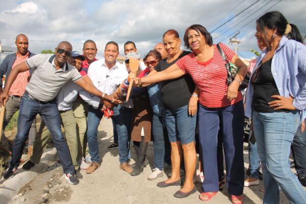 De esta manera la Alcaldía dejó formalmente iniciados los trabajos de construcción de aceras. Foto: Fuente externa 