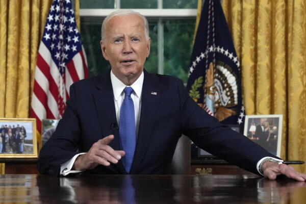 El presidente de EE.UU. Joe Biden habla desde el Despacho Oval en la Casa Blanca en Washington