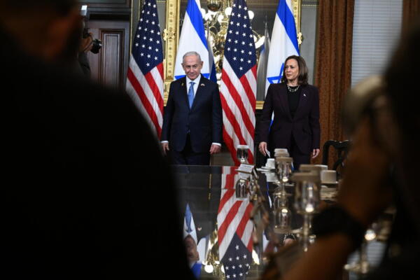 El primer Ministro de Israel, Benjamin Netanyahu (i), se reúne con la vicepresidenta estadounidense, Kamala Harris (d), en el complejo de la Casa Blanca en Washington, DC 