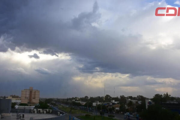 Cielo grisáceo con nubosidad aislada