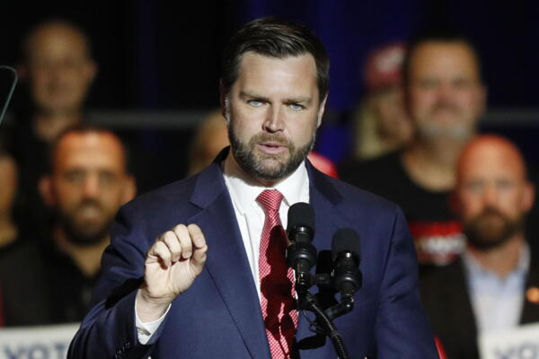 J.D. Vance, senador de Ohio y candidato republicano a la vicepresidencia, habla durante un mitin de campaña en Middletown High School de su ciudad natal, Middletown, Ohio, EE.UU.. EFE/David Maxwell