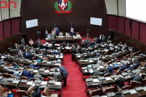 Diputados en desacuerdo con reducción de curules. 