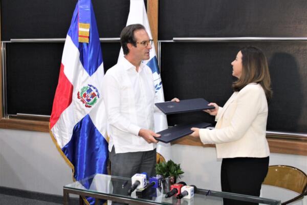 Asoclación Dominicana de Agencias de Viajes y Turismo (Adavit), con Barna Management School. Foto: Fuente externa