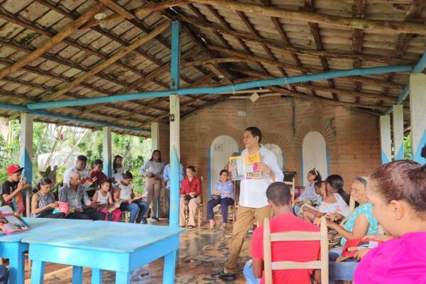 Historiador Iván Gatón imparte charla sobre Identidad Dominicana en pueblos fronterizos