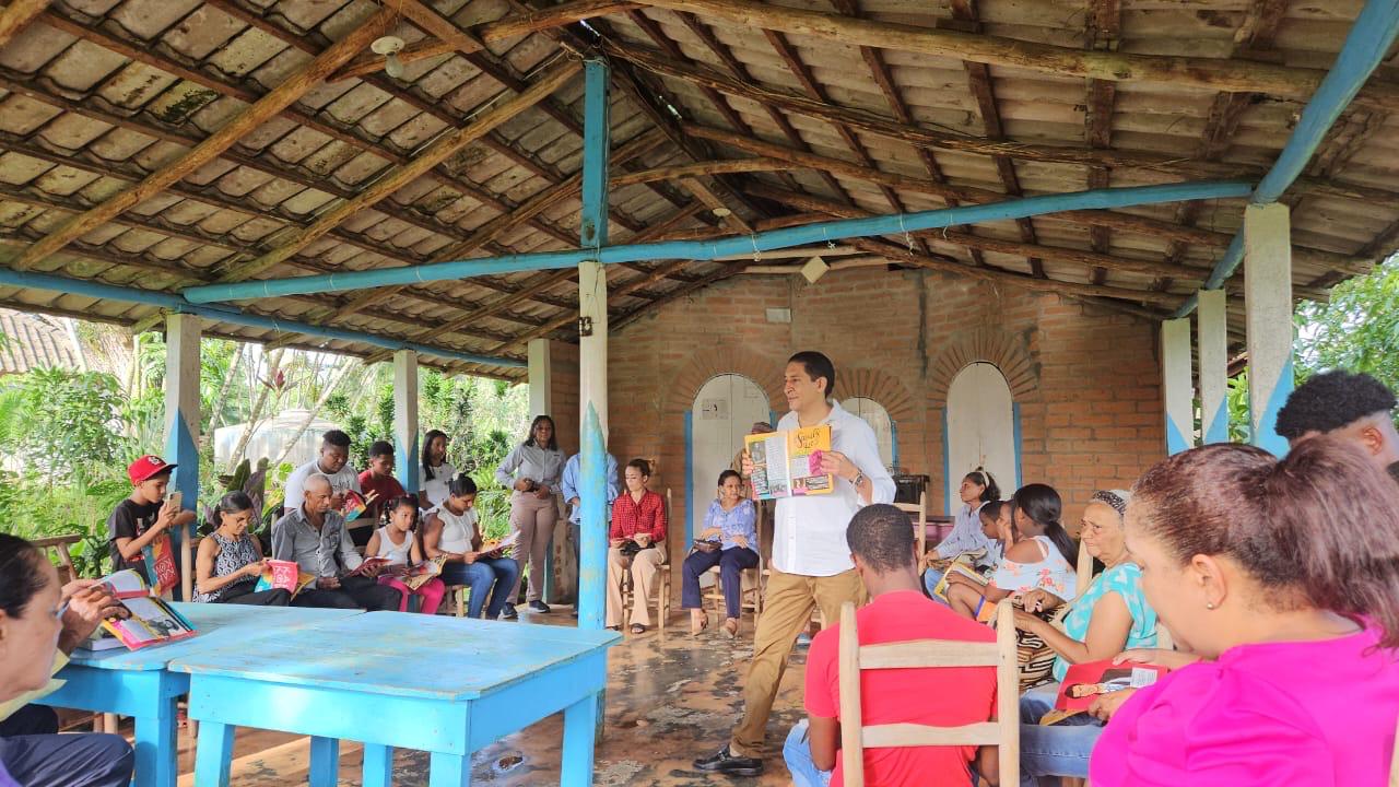 Historiador Iván Gatón imparte charla sobre Identidad Dominicana en pueblos fronterizos