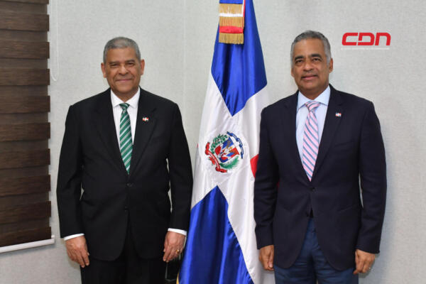 Joel Santos Echavarría, juramentó a Darío Castillo Lugo como Comisionado para las Reformas del Estado.