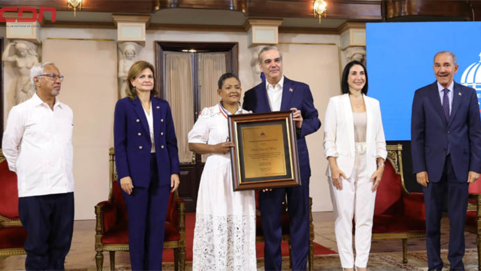 Abinader entrega premio a la excelencia magisterial 2024
