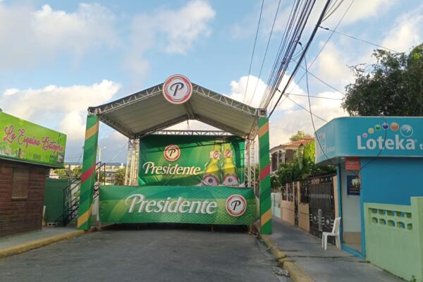 La tarima dificulta el tránsito vehícular hacia el casco urbano de Barahona. Foto: CDN Digital 