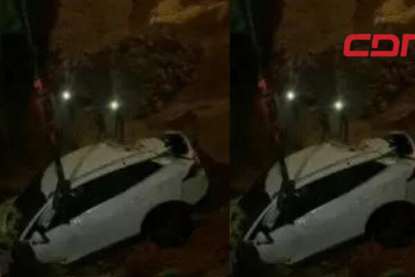 Tras precipitarse el vehículo que conducía en un hoyo de una construcción. Foto: Fuente externa