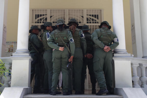Fotografía de archivo del 28 de julio de 2024 de Integrantes de la Policía Militar venezolana que bloquean el acceso a los periodistas al centro de votación