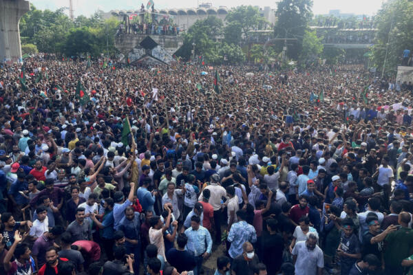 Miles de bangladesíes se reúnen en Dhaka, Bangladesh,