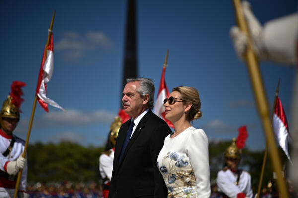 Fotografía de archivo del 26 de junio de 223 del entonces presidente de Argentina, Alberto Fernández , junto a la entonces primera dama, Fabiola Yáñez