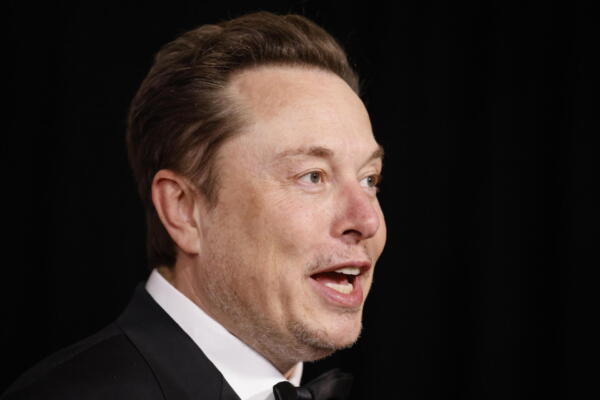 Académicos de la Royal Society británica piden expulsar a Elon Musk por su 
