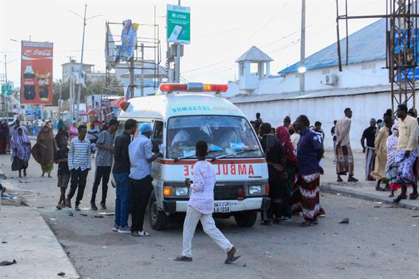 Ambulancia mientras transporta a las víctimas de ataque a un hotel en la playa de Lido, en Mogadiscio, el 10 de junio de 2023. EFE/EPA/Said Yusuf Warsame